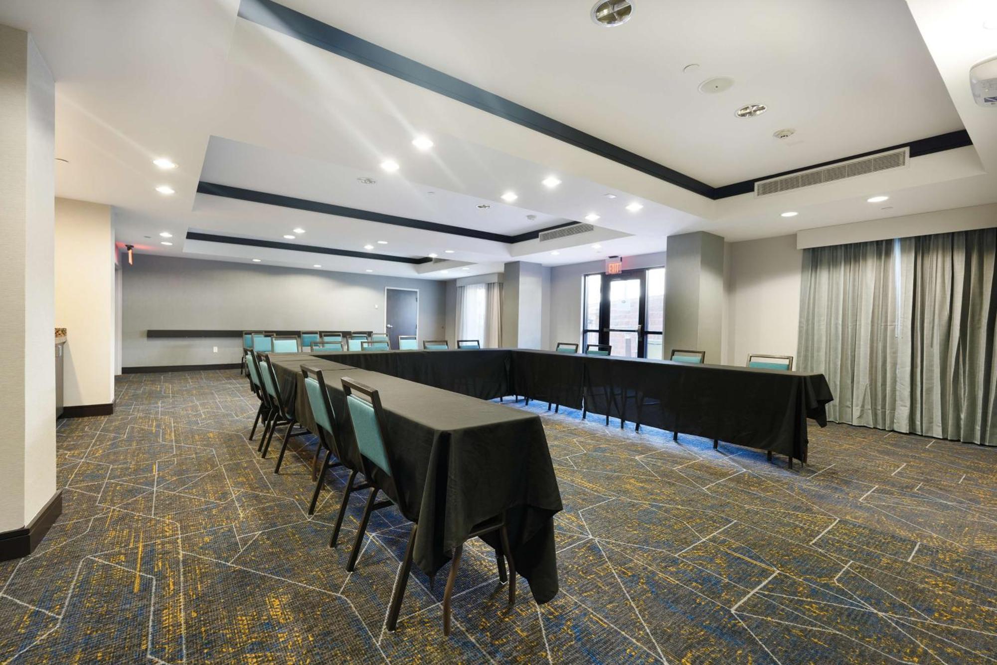 Hampton Inn And Suites Tulsa Central Екстер'єр фото